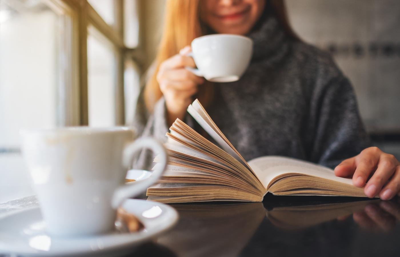 Como criar uma rotina matinal saudável: comece lendo um livro ao invés de mexer no celular