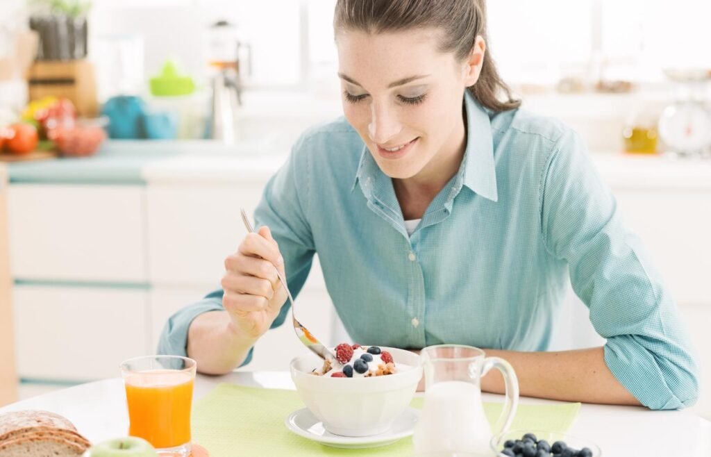 Como criar uma rotina matinal saudável: inclua opções nutritivas no café da manhã