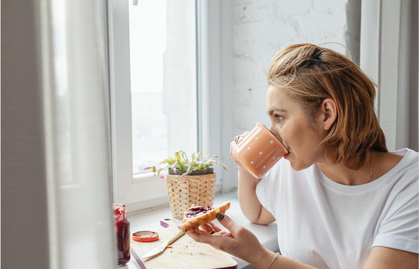 Reservar alguns minutos para o café da manhã já é uma forma de criar uma rotina matinal saudável
