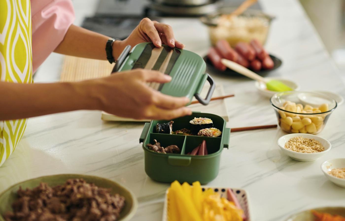 Para começar a organizar a alimentação da semana, faça algo simples, como deixar alguns alimentos pré prontos