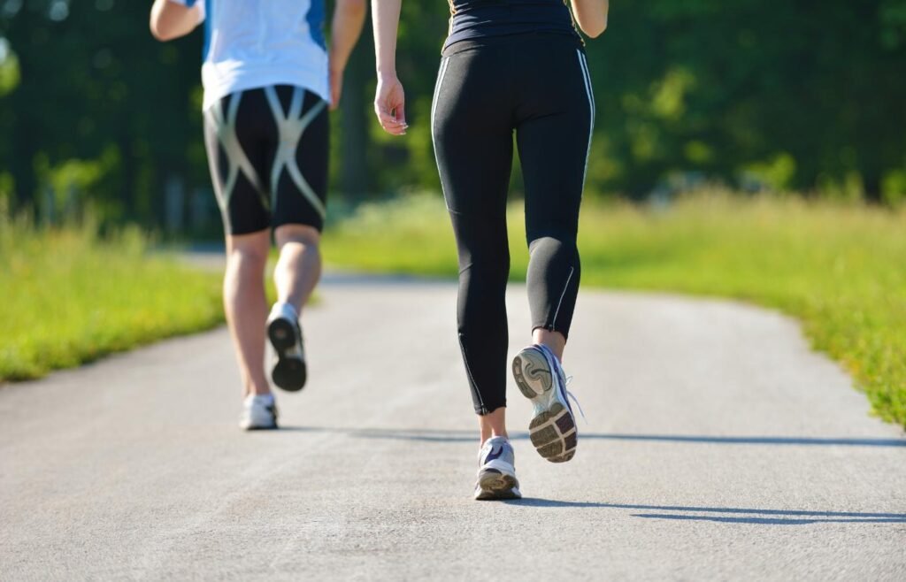 Começar com uma caminhada de 10 minutos por dia pode ser um passo grande para tornar um hábito